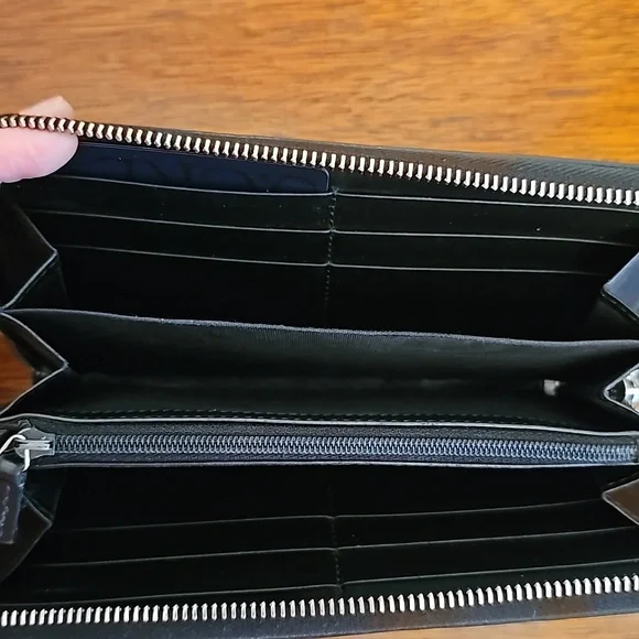 Authentic Gucci Logo Black Continental Wallet - Picture 6 of 11